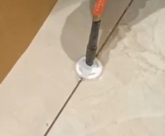 新龙瓷砖空鼓维修公司专业解答瓷砖在铺贴过程中，如果没有涂抹均匀到位的粘结材料（如水泥砂浆或瓷砖胶），可能会导致以下问题