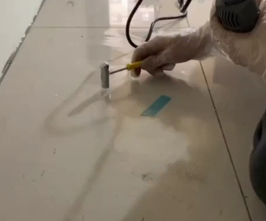 新龙瓷砖开裂维修公司专业分享瓷砖在铺贴前如果没有沥干水分，将会导致以下问题